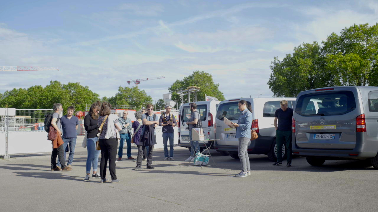 Accueil sur le parking du 106